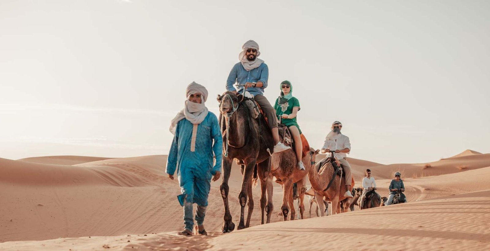 Kamelkarawane in den Sahara-Dünen bei Merzouga