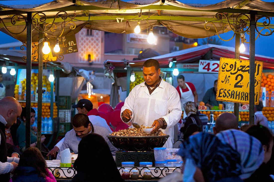 Étal animé sur la place Jemaa el-Fna à Marrakech