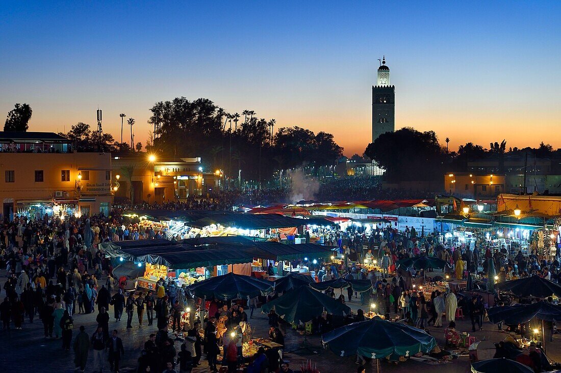 Médina de Marrakech avec la place Jemaa el-Fna et l’Atlas en arrière-plan